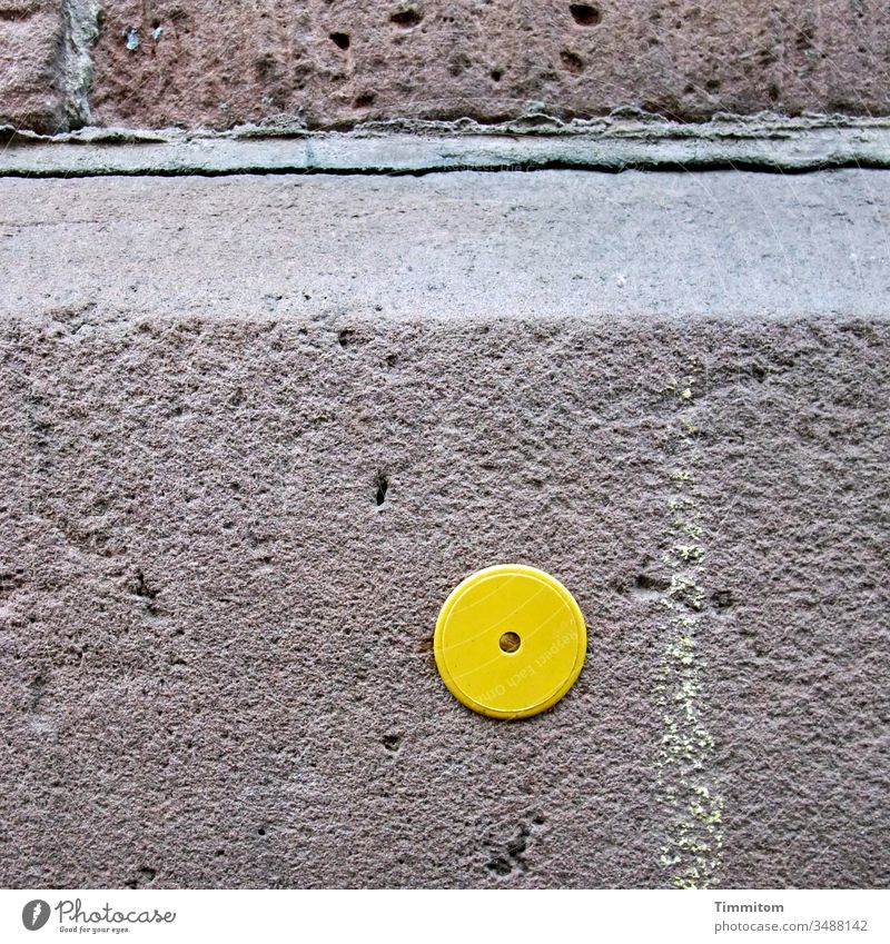 Parallelwelt | möglich, möglich… Stein Sims Mauer Wand Gebäude Markierung gelb rund Kunststoff Kreidestrich Menschenleer Farbfoto