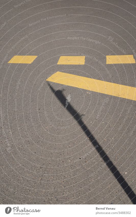 Strassenmarkierung Straße Markierungslinie gelb schwarz Schatten grau Asphalt Sonnenlicht Schilder & Markierungen Verkehrswege unten drei Rechteck Linie