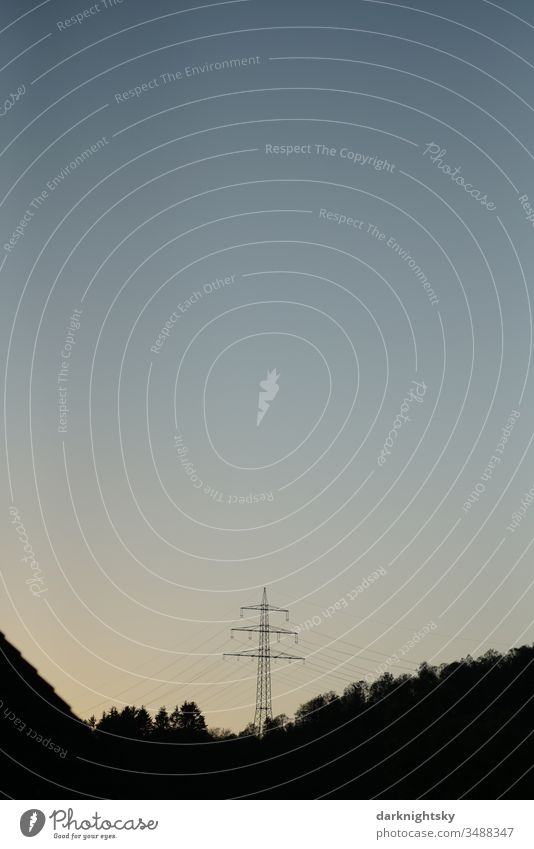 Leitungsmast für den Transport von Elektrizität am Abend Landschaft Verlauf Abends Himmel klarer ruhiger Wald Haus Dach dreiecke Textfreiraum Energieversorgung