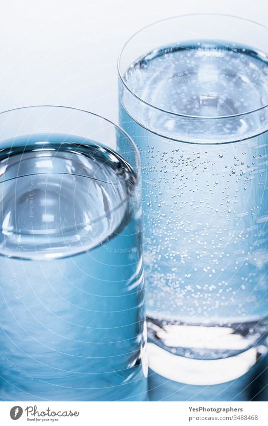 Wassergläser in Nahaufnahme. Tonic und Mineralwasser 2 Getränk Blauer Hintergrund Blasen klassisch Erfrischungsgetränk Kaltwasser cool Details Diät Trinkglas