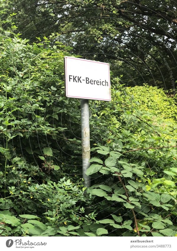 FKK Bereich Schild fkk-bereich freikörperkultur Naturismus Nacktbaden nackt schwimmen Tag Sommer fkk-teich FKK-Strand