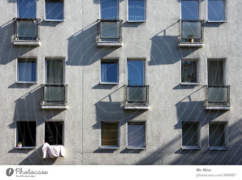 lüften Häusliches Leben Wohnung Haus Umwelt Stadt Hochhaus Gebäude Architektur Fassade Fenster grau Balkon Bettwäsche Stadthaus Nachbar Fensterscheibe