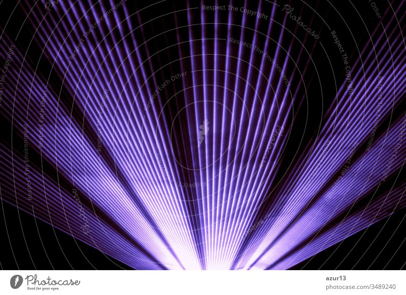 Violette Lasershow-Nachtclubbühne mit funkelnden Strahlen. Luxuriöse Unterhaltung in Nachtclub-Veranstaltung, Festival, Konzert oder Silvester. Strahlenstrahlen sind Symbol für Wissenschaft und Universumsforschung