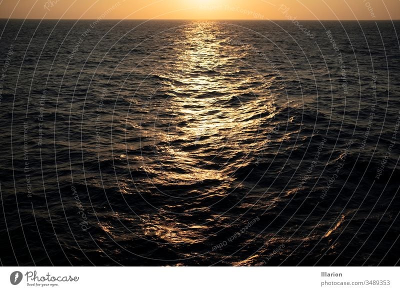 Sonnenuntergangsreflexion an der welligen See Meerwasser Seeküste Sonnenlicht Sonnenuntergang Meer Reflexion & Spiegelung Wasser Meerblick Abend MEER Himmel