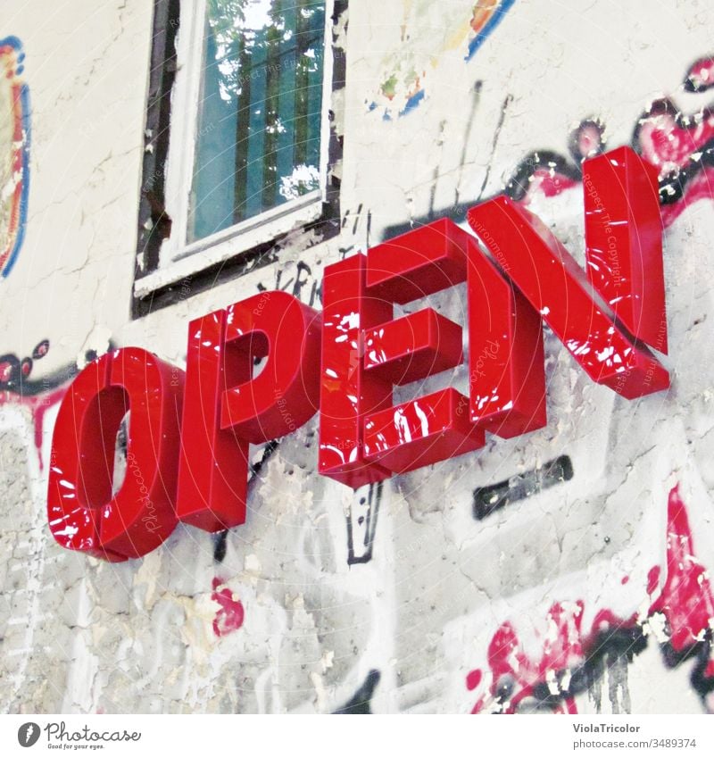 3D-Schriftzug "Open" an urbaner Fassade open offen Außenaufnahme Farbfoto Schilder & Markierungen Schriftzeichen Wand Stadt Tag Zeichen Stadtzentrum geschlossen