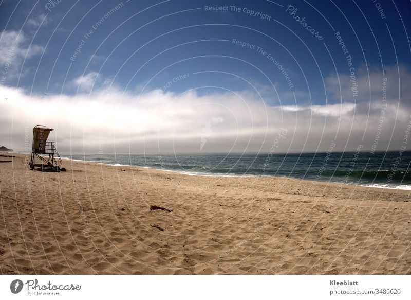 Menschenleerer Sandstrand mit Überwachungssturm Strand Meer blau Ferien & Urlaub & Reisen Erholung Einsamkeit Wolken Wellen Natur Rettungsschwimmer Sommerurlaub