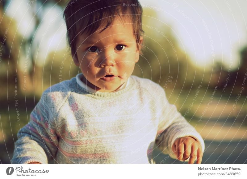 Porträt eines niedlichen Mädchens, das im Park spazieren geht. Kind Baby Bokeh Gesicht unschuldig Kindheit süß hispanisch lateinamerikanisch Leben Familie