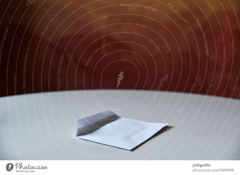 geöffneter Brief auf rundem Tisch Briefumschlag Post weiß Schatten Nachricht Sendung offen Farbfoto schreiben Papier Kommunikation Kommunikationsmittel