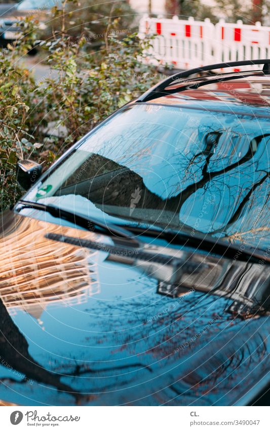 spiegelungen auf einem auto Auto PKW Fahrzeug Verkehrsmittel Spiegelung abstrakt Abstraktion Baum Gebäude Fensterscheibe Autofenster Komplexität