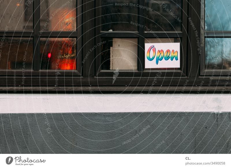 schild "open" an einem fenster geöffnet Restaurant Kneipe Veranstaltung offen Gastronomie Schilder & Markierungen Buchstaben Fenster Wand Menschenleer