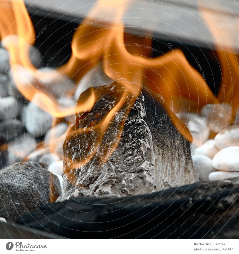.... zum Wärmen Umwelt Urelemente Feuer Grill Stein Holz Rauch gelb grau orange schwarz weiß heiß heizen Grillen essen kochen feiern Feuerstelle Kaminfeuer