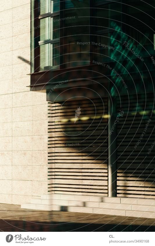 architektur abstrakt Architektur Wand Gebäudeteil Fenster ästhetisch Licht Schatten Strukturen & Formen Muster Design Linie eckig modern Lichtspiel