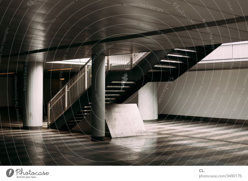 untergrund Treppe Architektur Untergrund Säule U-Bahn Wand Decke stufen Geländer unterirdisch Bahnhof Innenaufnahme Treppengeländer abwärts aufwärts verlassen