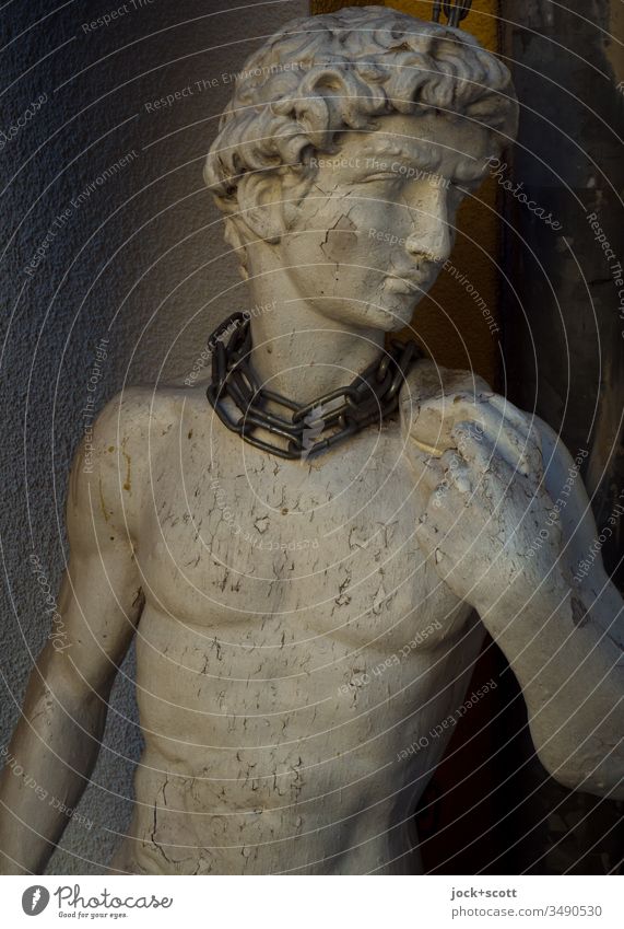 Ideal in Ketten Schönheitsideal Statue Zahn der Zeit verwittert Oberkörper Sicherung ästhetisch Junger Mann Skulptur David Lack ist ab Idealismus angekettet