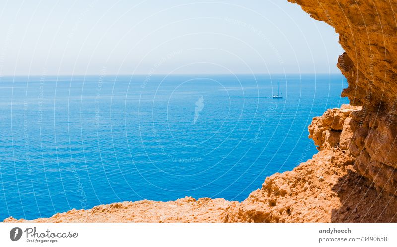 Boot vor Ibiza, einer Mittelmeerinsel Aktivität Abenteuer blau cala Klippe Küstenlinie Kreuzfahrt Ausflugsziel Saum Europa Fotoagentur Fotolia Spaß Hobbys Insel