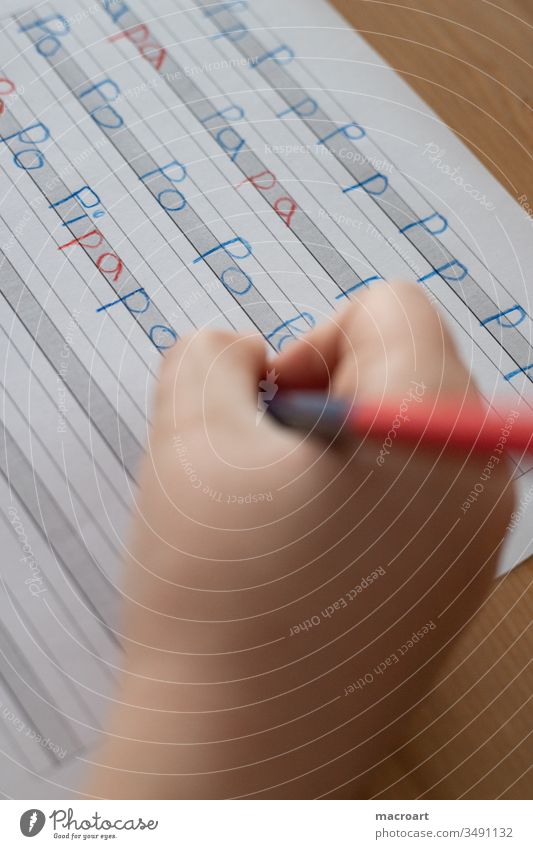 Heimunterricht Homeschooling Schule zu hause heimunterricht silbenstift verrotten blau Kinderhand deutsch schreiben druckschrift druckbuchstaben hausunterricht