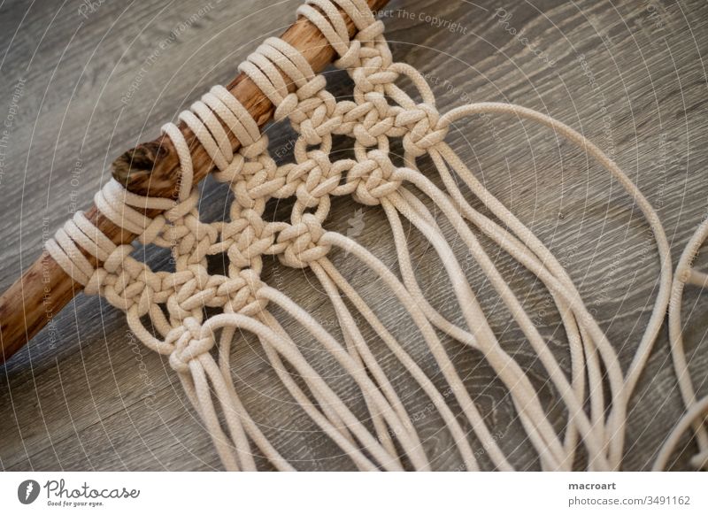 Makramee mit Treibholz macrame knüpfen knüpftechnik ornamenten textilien seil garn makrameegarn baumwollseil muster anleitung nahaufnahme stock treibholz
