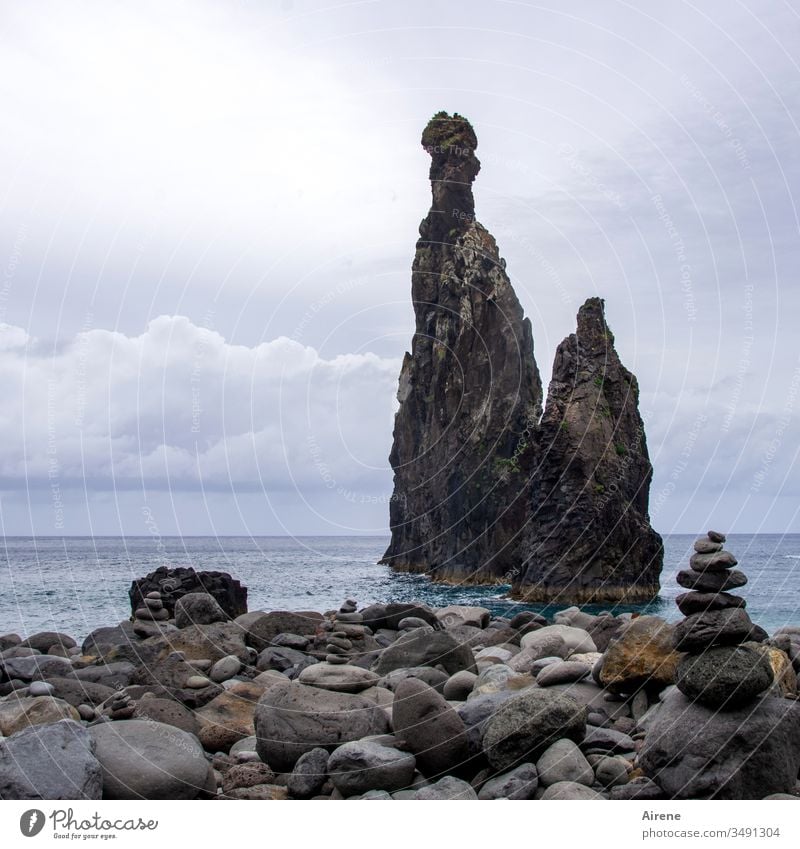 Vater, Mutter, Kind Felsen Meer steil Insel Madeira Felsnadeln Klippen steinig Küste Himmel blau Wasser Steinstrand türkis beeindruckend Zacken klettern