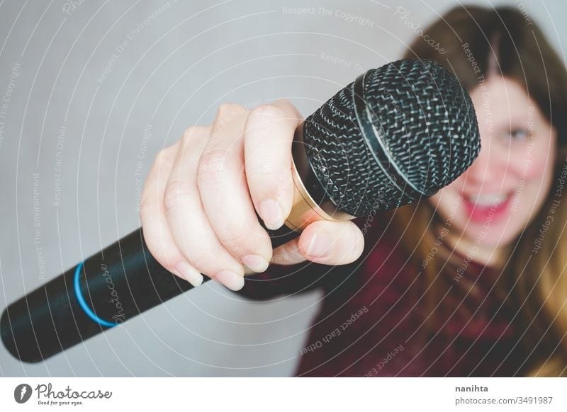 Junge Frau singt mit einem Mikrofon singen Gesang laut Technologie Klang Kunst Künstler Konzept Freizeit Aktivität aktiv blond lässig wirklich Menschen