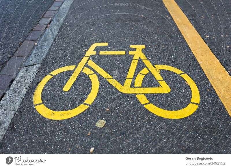 Gelber Fahrradweg auf der Straße Zyklus gelb Laufwerk Symbol urban Weg Fahrspur Zeichen Information Markierung Radfahren Asphalt Verkehr Großstadt Boden Stadt
