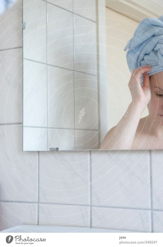 Morgenritual Junge Frau Jugendliche Erwachsene Kopftuch nackt nass Scham Gesundheit Identität feminin Wellness Bad Handtuch Waschen nachdenklich aufstehen