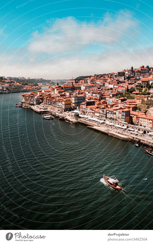 Blick auf den Douro und Porto im Norden von Portugal Natur Umwelt Küste Gefühle Einsamkeit grau trist Gedeckte Farben Zentralperspektive
