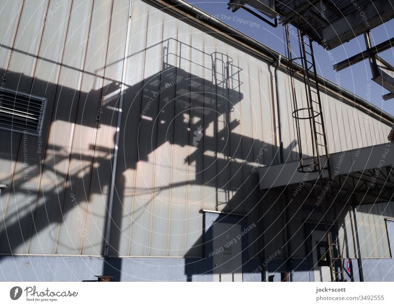 Schatten der Industrie an einem sonnigen Tag Treppe Architektur Geländer Schattenspiel Leiter Gebäude Wand abstrakt Silhouette Montagehalle Industrieanlage