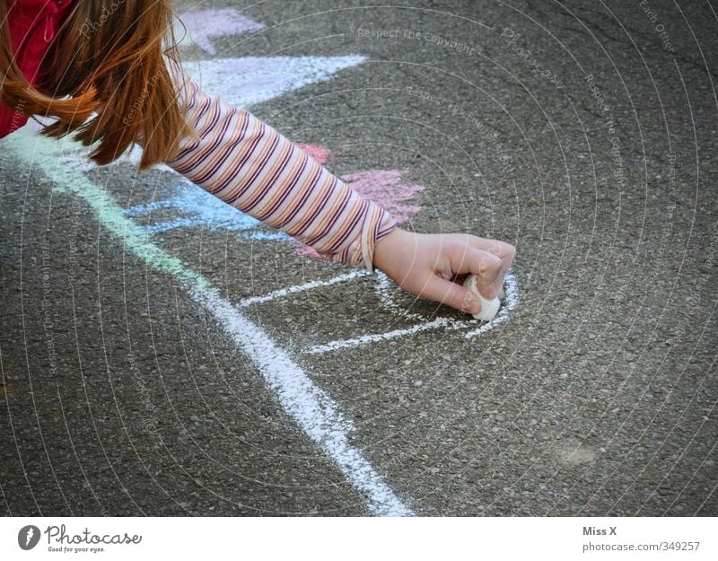 Künstler Freizeit & Hobby Kinderspiel Mensch Mädchen 1 3-8 Jahre Kindheit 8-13 Jahre Kunst Maler zeichnen mehrfarbig Farbe Kreativität Kreide Malkreide