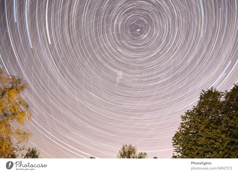 Sternspuren, Star Trails, Polarstern Startrail Star trails Himmel Farbfoto Außenaufnahme Nacht Langzeitbelichtung Nachthimmel Menschenleer Natur Weitwinkel