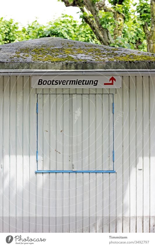 Hinweis auf eine Bootsvermietung Bootsverleih Hinweisschild Pfeil Häuschen Holz Dach Fenster geschlossen Schilder & Markierungen Richtung Menschenleer