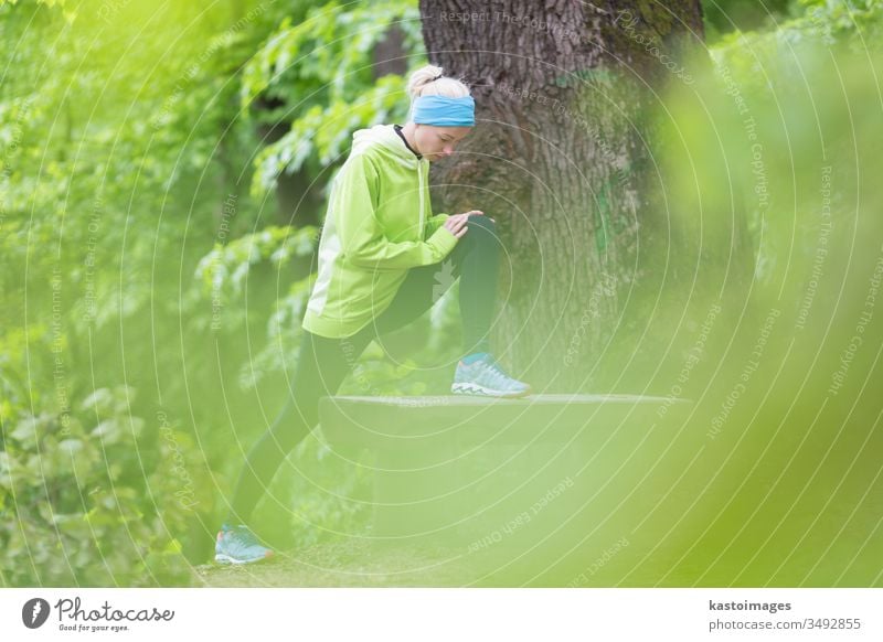Sportliche Frau bei der Arbeit im Wald. Training Übung aktiv Mädchen strecken im Freien passen Natur Aktivität jung Person Lifestyle sportlich Erholung