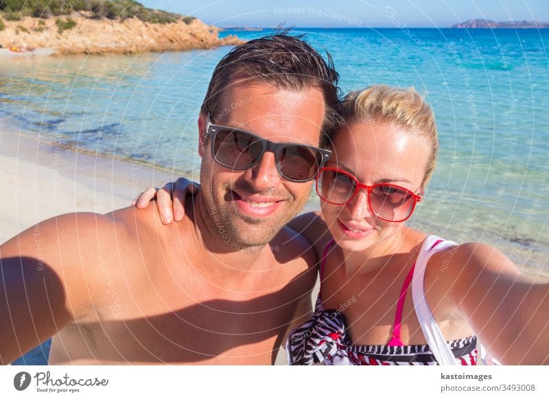 Sommerferien-Selfie. Paar Feiertag Urlaub Lächeln türkis Frau Strand Sand MEER Mädchen Person Selbstportrait Schönheit tropisch reisen Freizeit sexy attraktiv