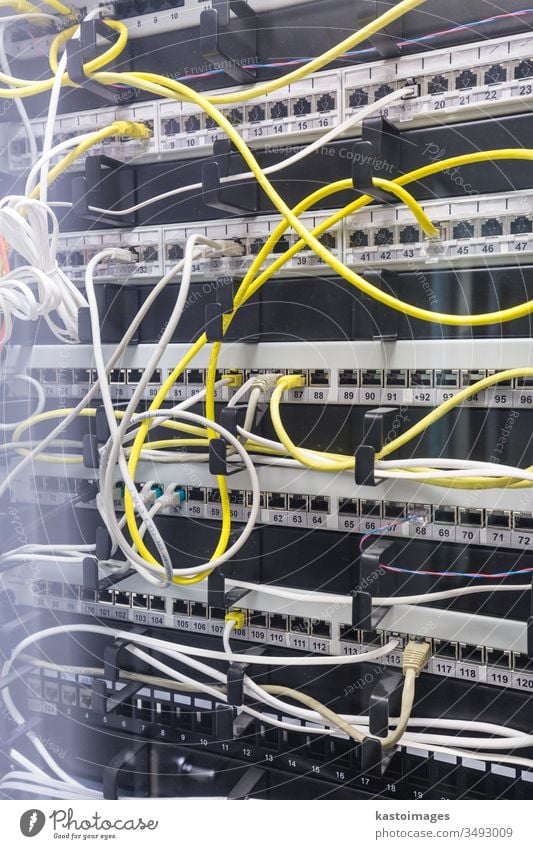 Die Vorderseite des Servers zeigt die Verkabelung und das Umschalten. Kabel Netzwerk Technik & Technologie Ablage Mitteilung Anschluss Gerät Hardware Router