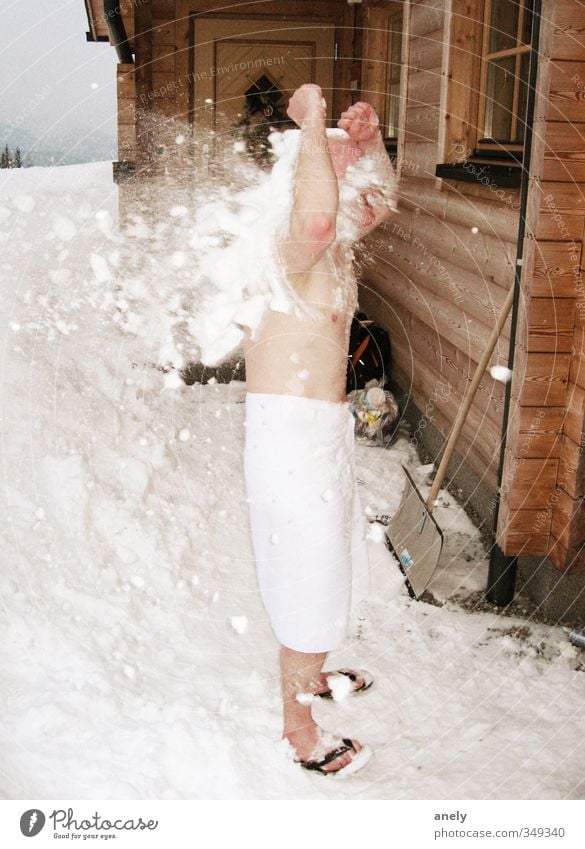 von hinten Mensch maskulin Mann Erwachsene 1 Winter Schnee Handtuch frieren werfen kalt nackt nass erschrecken kühlen Überraschung bewerfen Abenteuer Energie