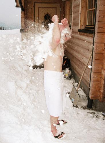 von hinten Mensch maskulin Mann Erwachsene 1 Winter Schnee Handtuch frieren werfen kalt nackt nass erschrecken kühlen Überraschung bewerfen Abenteuer Energie
