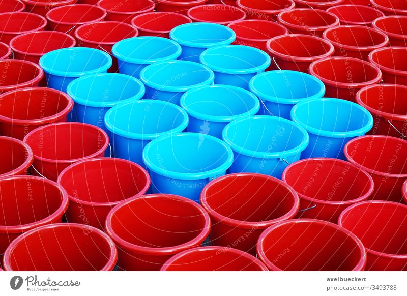 Eimer in rot und blau viele wasserverbrauch wassereimer haushaltseimer putzeimer Kübel Reinigen Sauberkeit Reinlichkeit Ordnungsliebe Reinheit Muster