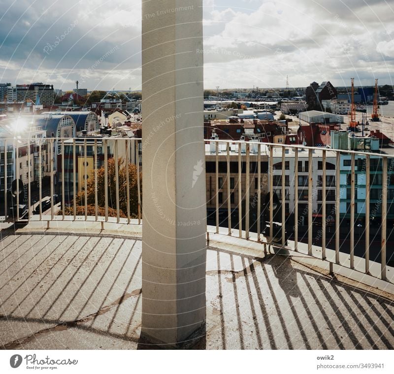 Ist da jemand? Stadt Rundblick Ausblick Überblick Weite urban Häuser Dächer Fenster leuchten Sonnenlicht strahlend Reflexion & Spiegelung Lichterscheinung