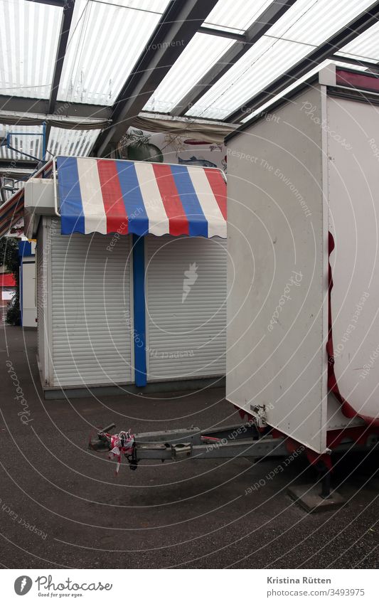 geschlossene marktstände marktstand marktbuden marktplatz zu schließung rollladen rolladen rollläden rolläden markise rot weiß blau trikolore französisch