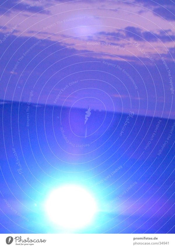 Lichtkugel von Scheinwerfer vor violettem Himmel. Bei einem Open-Air im Allgäu. Fotograf: Alexander Hauk Wolken blau Fröhlichkeit Weisheit UFO Korona
