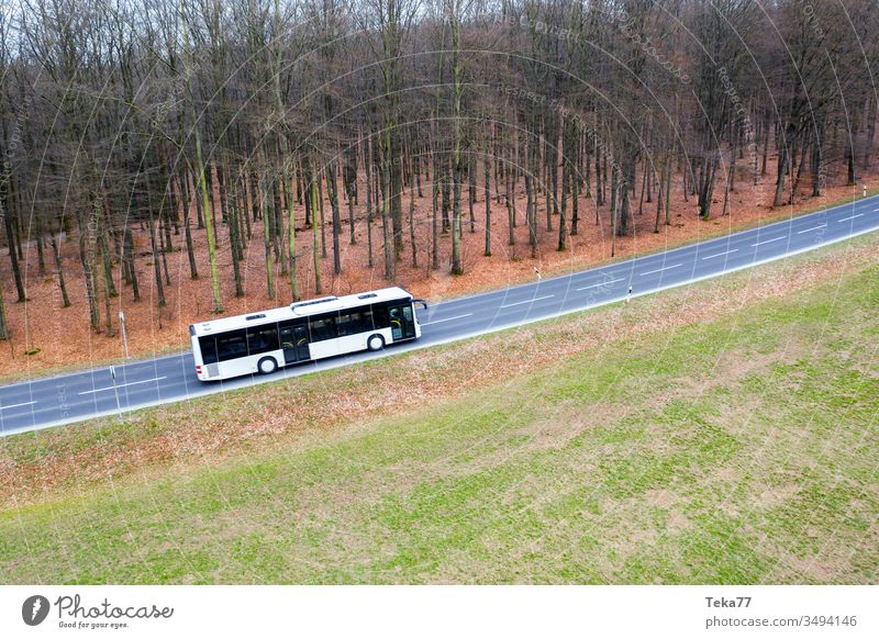 ein weißer Bus auf einer Straße von oben Dröhnen öffentliche Verkehrsmittel Winter Wald