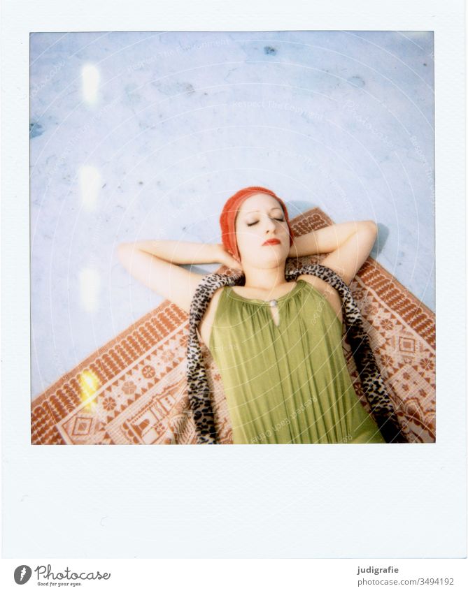 Das Mädchen mit der schönen roten Badekappe und grünem Badeanzug sonnt sich. Eine Sommerliebe. Frau Badebekleidung Badehaube Haut jung Schönes Wetter