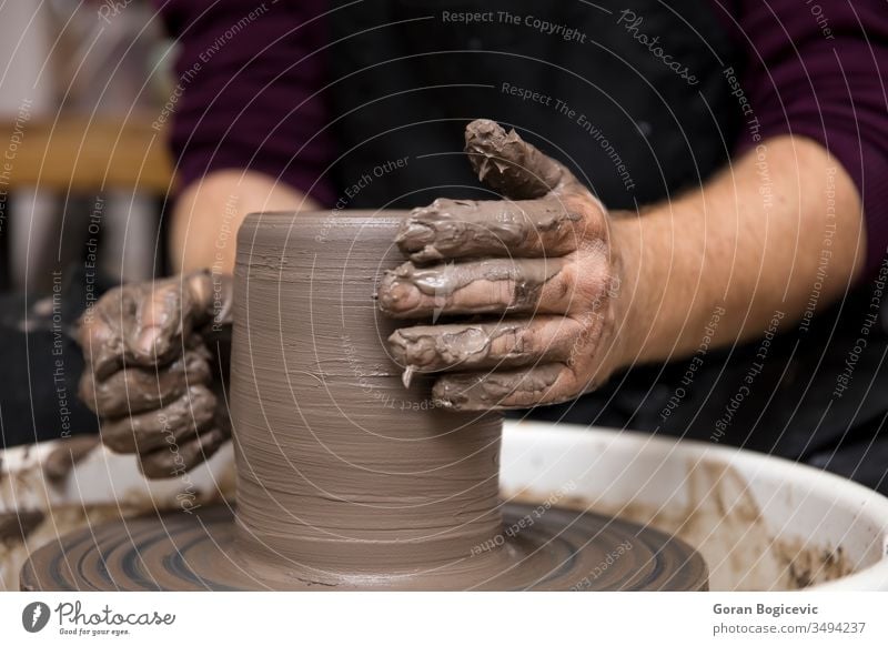 Künstler stellt Tongefäße auf einer Drehscheibe her Kunst Schalen & Schüsseln Keramik Handwerk erschaffend Schaffung kreativ Kreativität dreckig Finger Formular