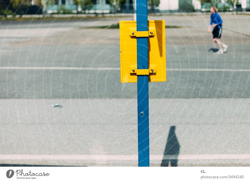 an der bushaltestelle Bushaltestelle Wege & Pfade Joggen Mensch Jogger laufen Bewegung Asphalt Freizeit & Hobby Verkehr draußen Fahrplan Verkehrswege gelb blau