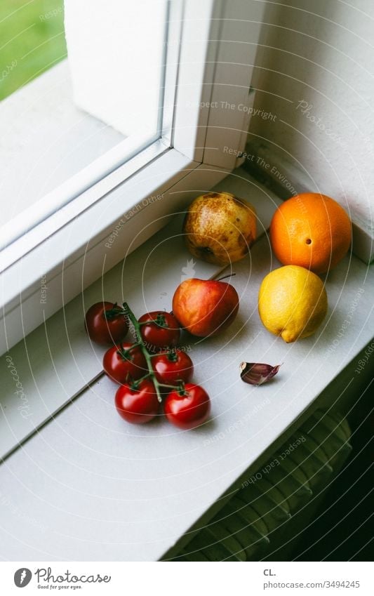 obst auf fensterbank Obst Zitrone Apfel orange Tomate gesund lecker Essen Vitamine Fenster Fensterbank Gesundheit Lebensmittel Ernährung natürlich