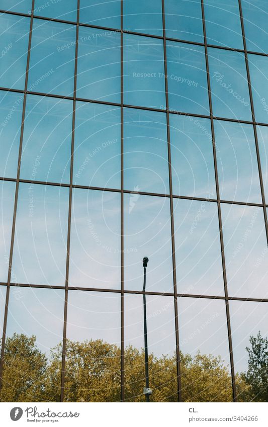 spiegelfassade Fassade Spiegel Architektur Präzision Genauigkeit Linien Straßenlaterne Gebäude Stadt Strukturen & Formen ästhetisch abstrakt Tag Himmel