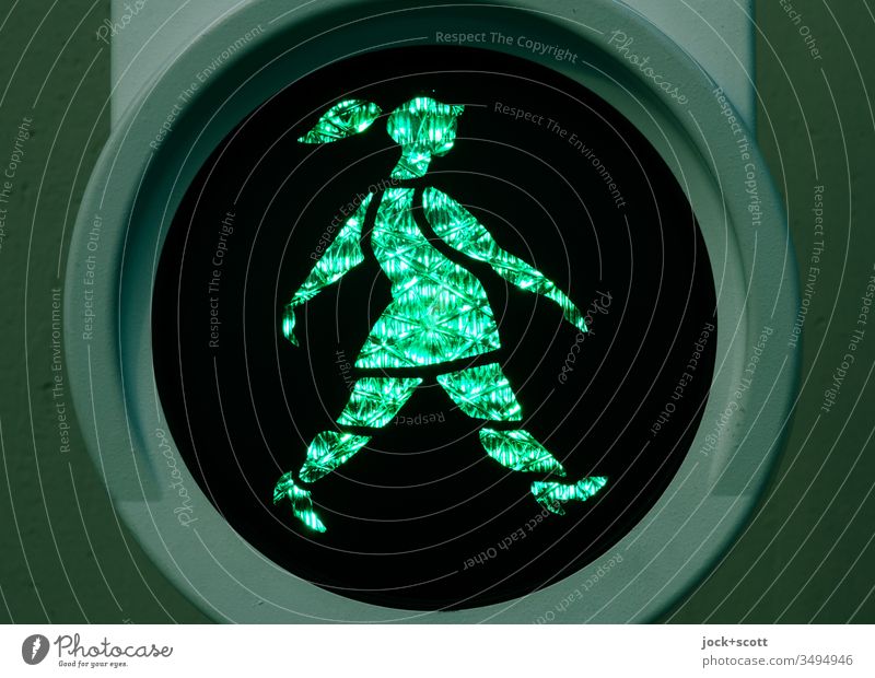Niederländerin geht schwungvoll bei grün Fußgängerampel ampelmännchen Gegenlicht visuell Design Symbole & Metaphern Lichterscheinung Silhouette Kunstlicht