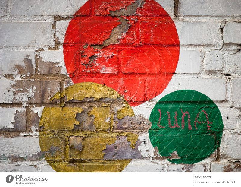 Dreiklang / Luna und die bunten Kreise Mauer Baustein Schriftzeichen Zeichen kreisen alt Fröhlichkeit Kreativität Inspiration abgeplatzt Kreide Straßenkunst