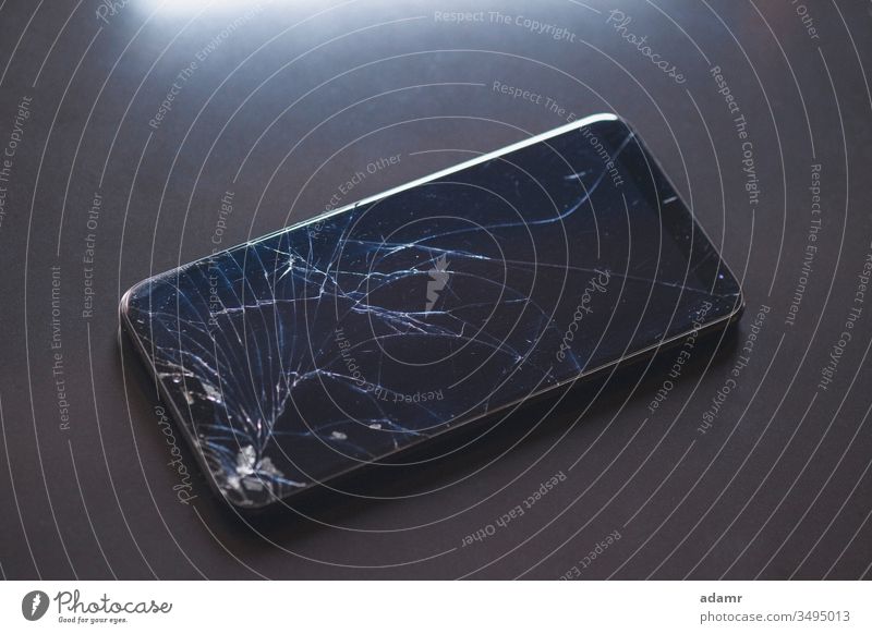 Smartphone mit kaputtem Touchscreen auf schwarzem Desktop Bildschirm Mobile Telefon Glas Zelle gebrochen Technik & Technologie Gerät Funktelefon Apparatur