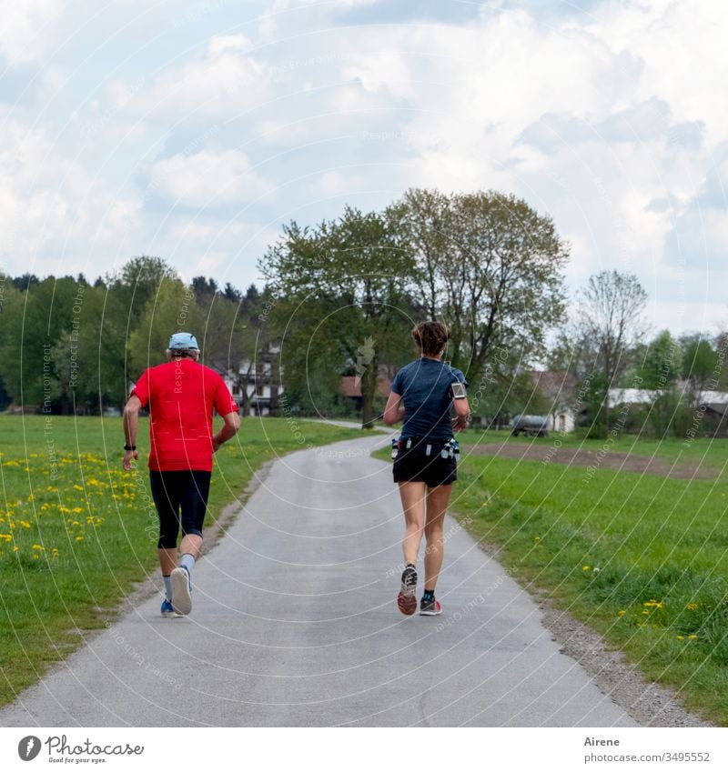 Die Sieger im Marathon laufen Laufsport Joggen Hobby Sport Fitness rennen fit Bewegung zu zweit Paar Beine Geschwindigkeit Ziel Straße ländlich Feldweg dörflich