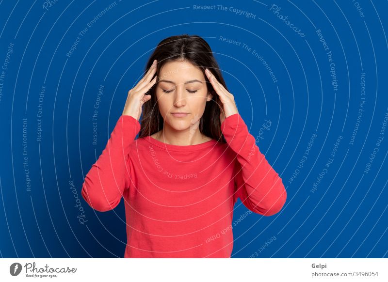 Attraktives brünettes Mädchen im Atelier Person rot blau Fieber Temperatur Krankheit überblicken Migräne Unbehagen Kopfschmerzen Problematik Sorge traurig
